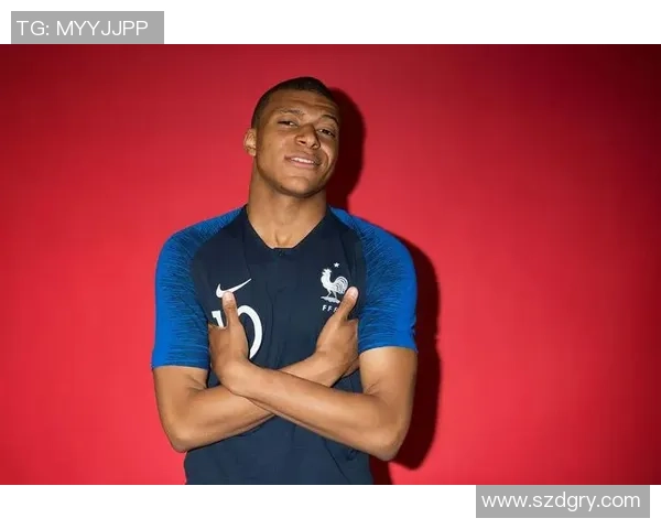 法国足球明星帅气风采与场上表现的完美结合解析 法国足球明星帅气风采与场上表现的完美结合解析