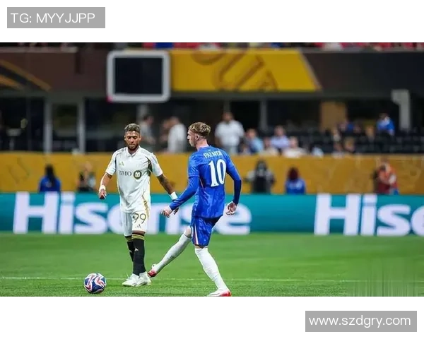 足球明星场上惊艳全场技艺超凡引发观众热烈欢呼与惊叹